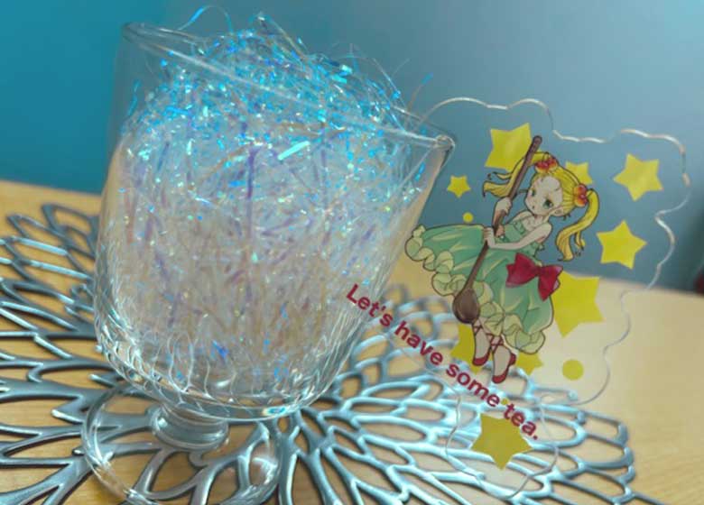 ハンガーに吊るされたアクリル製品とキーホルダー